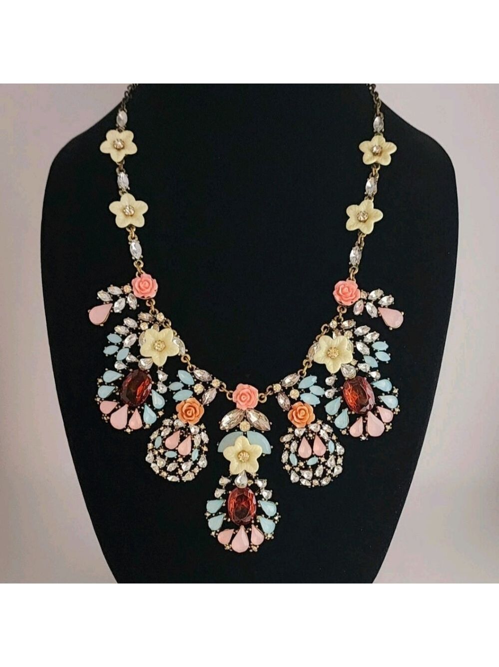 SUSAN GRAVER STATEMENT FLORAL NECKLACE PRONGED CRYSTALS & LUCITE MULTICOLOR 23"L